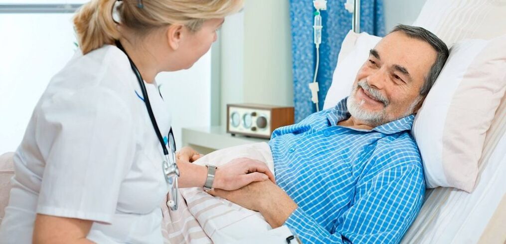 Réhabilitation d'un homme après avoir remplacé l'articulation du genou